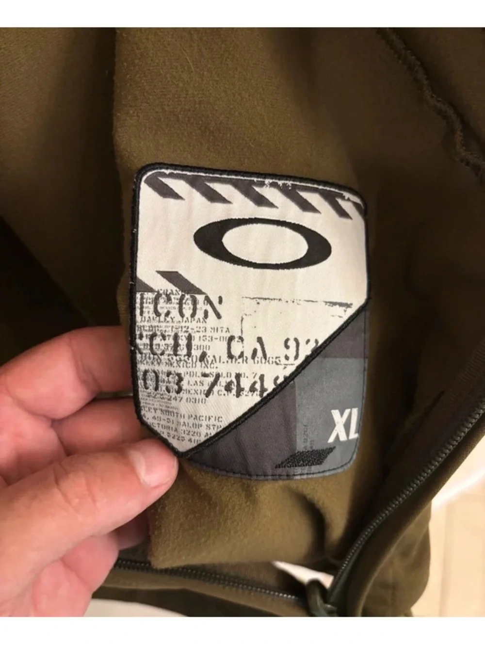 Oakley Men's Lightweight Brown Softshell Jacket with Zip Pockets